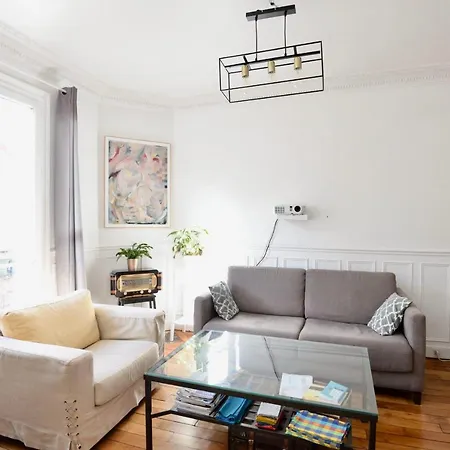 Apartment Bright Apt With Balcony Near Punchline Cinema *