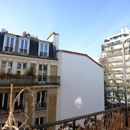 Apartment Bright Apt With Balcony Near Punchline Cinema *